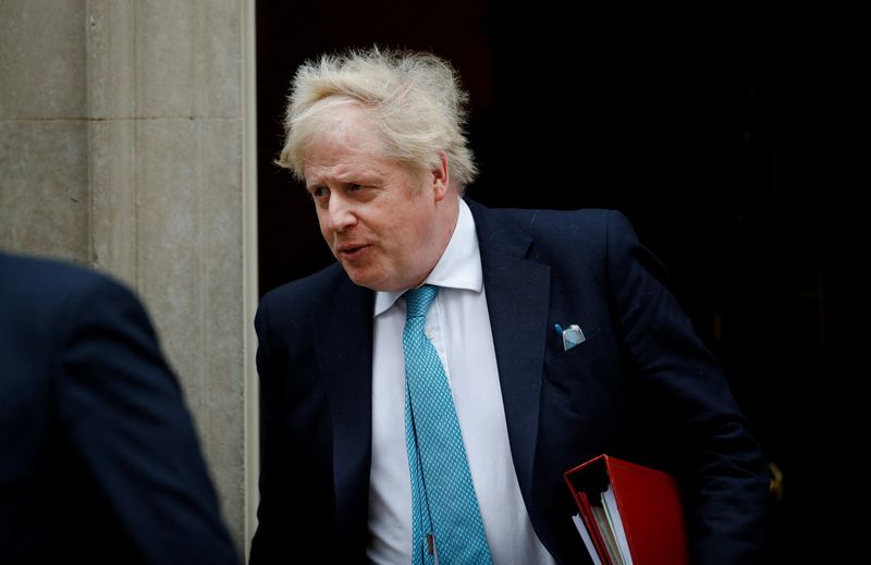 &copy; Reuters. رئيس الوزراء البريطاني بوريس جونسون يغادر داوننج ستريت في لندن يوم الأربعاء. تصوير: بيتر نيكولز - رويترز