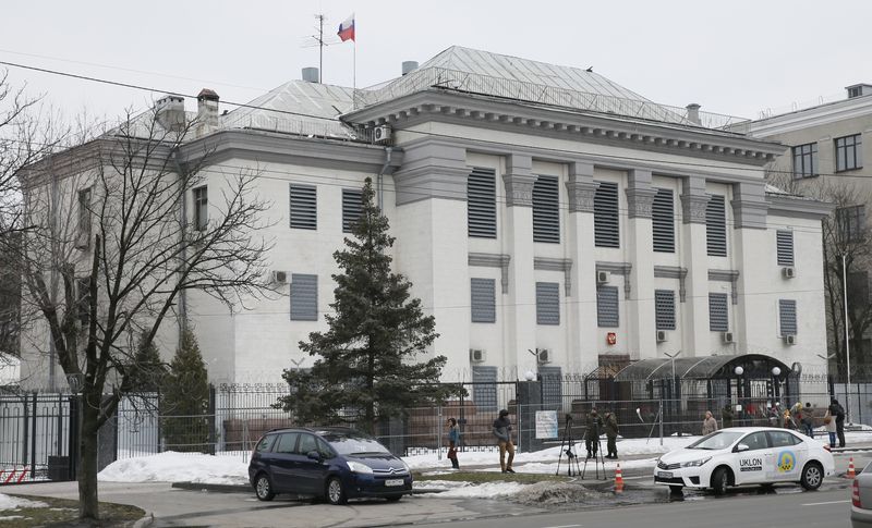 &copy; Reuters. منظر عام للسفارة الروسية في كييف في صورة من أرشيف رويترز. 