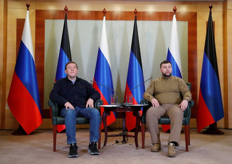 &copy; Reuters. Líder da autoproclamada República Popular de Donetsk, Denis Pushilin (dir), ao lado do secretário-geral do partido governista Rússia Unida, Andrey Turchak, durante entrevista coletiva em Donetsk
23/02/2022 REUTERS/Alexander Ermochenko