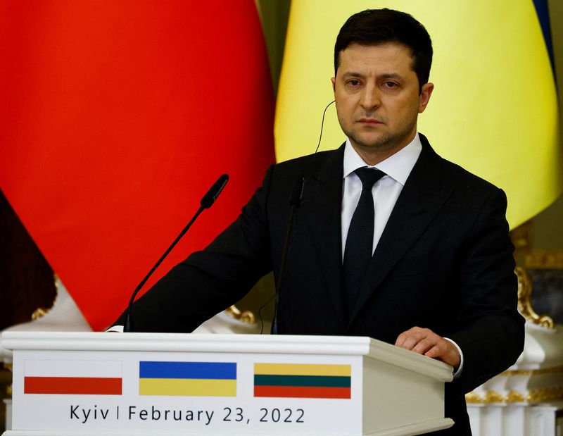 &copy; Reuters. Presidente da Ucrânia, Volodymyr Zelenskiy, durante encontro com homólogos da Polônia e da Lituânia em Kiev
23/02/2022 REUTERS/Umit Bektas