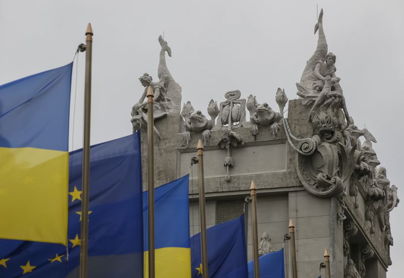 &copy; Reuters. L'Ukraine mérite d'obtenir le statut de candidate à l'adhésion à l'Union européenne, ont déclaré mercredi les présidents de la Pologne et de la Lituanie dans une déclaration commune avec leur homologue ukrainien. /Photo d'archives/REUTERS/Valenty