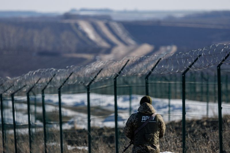 © Reuters. Guardias fronterizos ucranianos patrullan una zona de la frontera entre Ucrania y Rusia en la región de Járkov, Ucrania. 23 de febrero de 2022. REUTERS/Antonio Bronic 
