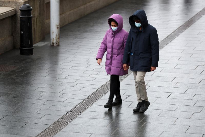 &copy; Reuters. People wearing masks walk, as the spread of the coronavirus disease (COVID-19) continues, in London, Britain, February 20, 2022. REUTERS/May James