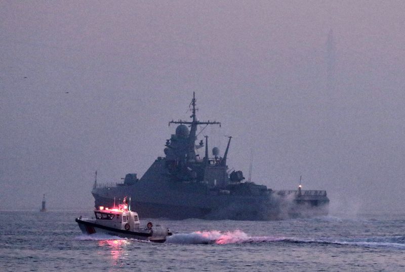 &copy; Reuters. سفينة دورية تابعة للبحرية الروسية تبحر عبر مضيق البسفور في طريقها للبحر الأسود في 16 فبراير شباط 2022. تصوير يوروك ايسيك - رويترز.