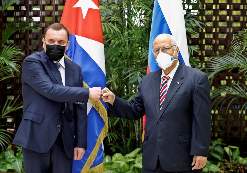 &copy; Reuters. FILE PHOTO: Russia's Deputy Prime Minister Yuri Borisov (L) and his Cuban counterpart Ricardo Cabrisas pose for photos in Havana, Cuba, March 31, 2021. Ernesto Mastrascusa/ Pool via REUTERS/File Photo