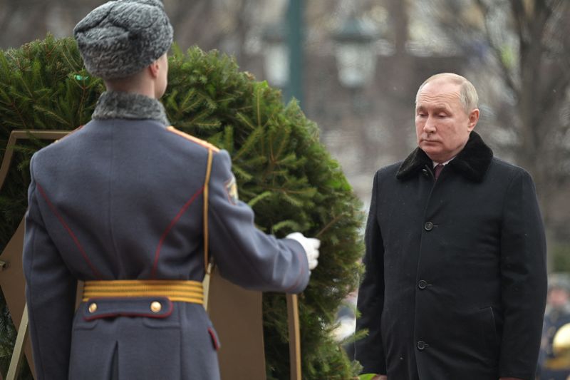 &copy; Reuters. الرئيس الروسي فلاديمير بوتين خلال المشاركة في مراسم وضع إكليل من الزهور على قبر الجندي المجهول يوم الأربعاء في موسكو في صورة لرويترز من وكا