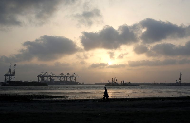 &copy; Reuters. رجل يمر قرب ميناء كراتشي الباكستاني في صورة من أرشيف رويترز.