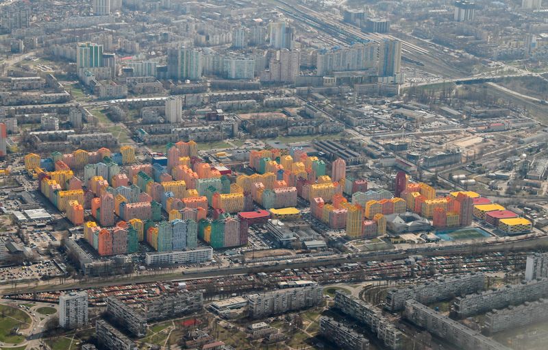 &copy; Reuters. FOTO DE ARCHIVO: Bloques de apartamentos en Kiev, Ucrania, 3 de abril de 2021. REUTERS/Gleb Garanich