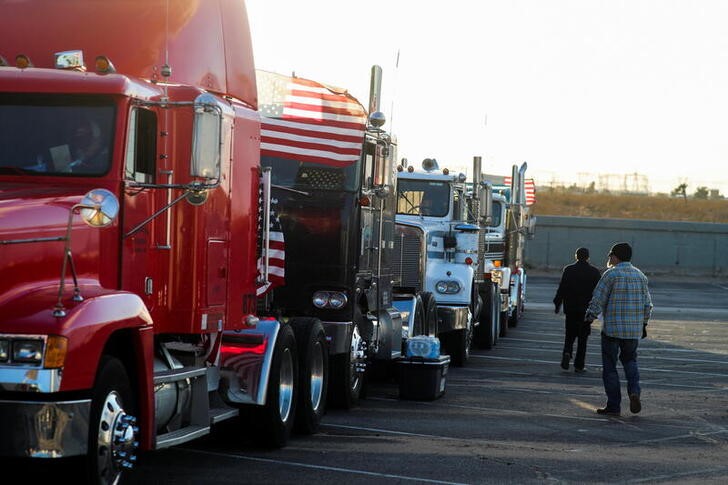 &copy; Reuters. Grupos de camioneros comienzan a reunirse para iniciar una caravana de protesta contra las medidas del COVID-19 en Adelanto, California, EEUU. Febrero 22, 2022.  REUTERS/David Swanson