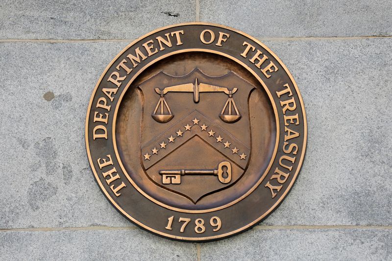 © Reuters. لافته تحمل شعار وزارة الخزانة الأمريكية على مقرها في واشنطن في صورة من أرشيف رويترز.