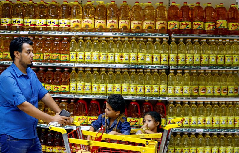 © Reuters. Consumidor em corredor de óleos vegetais em supermercado no Cairo, Egito. 
29/08/2017 
REUTERS/Mohamed Abd El Ghany