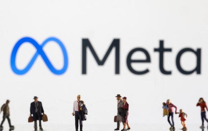 &copy; Reuters. FILE PHOTO: Small figurines are seen in front of displayed Meta logo in this illustration taken February 11, 2022. REUTERS/Dado Ruvic/Ilustration