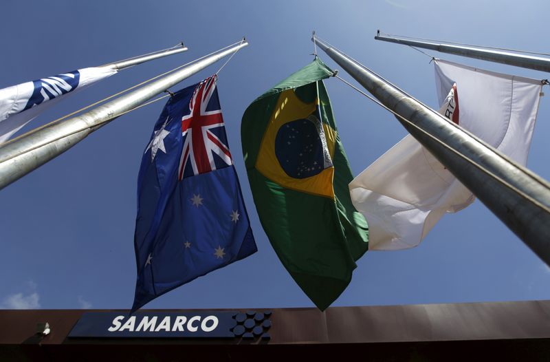 © Reuters. Logo da Samarco com bandeiras na entrada da mineradora em Mariana, Brasil. 
11/11/2015 
REUTERS/Ricardo Moraes
