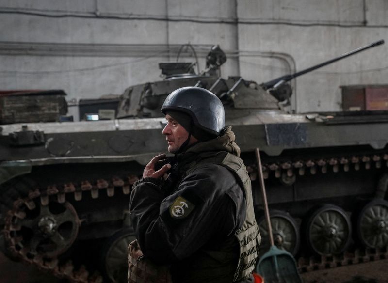 &copy; Reuters. جندي أوكراني يقف جوار دبابة على الخط الأمامي قرب مدينة نوفولهانسك في منطقة دونيتسك يوم الثلاثاء. تصوير جليب جارنيش- رويترز.