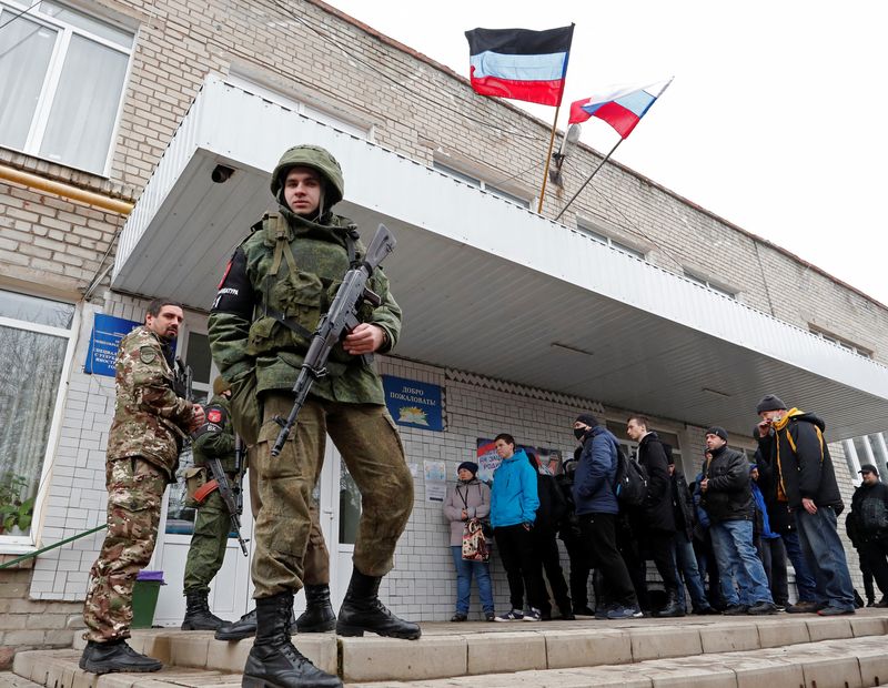 &copy; Reuters. Militantes de la autoproclamada República Popular de Donetsk frente a un punto de movilización militar en la ciudad de Donetsk, controlada por los separatistas, el 23 de febrero de 2022. REUTERS/Alexander Ermochenko 