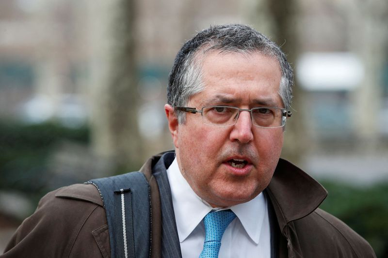 &copy; Reuters. Marc Agnifilo, lawyer for Ex-Goldman Sachs banker Roger Ng, arrives for the criminal trial at the United States Courthouse in Brooklyn, New York, U.S. February 22, 2022. REUTERS/Eduardo Munoz