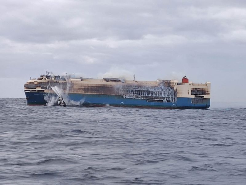 &copy; Reuters. FILE PHOTO: The ship, Felicity Ace, which was traveling from Emden, Germany, where Volkswagen has a factory, to Davisville, in the U.S. state of Rhode Island, burns more than 100 km from the Azores islands, Portugal, February 18, 2022. Portuguese Navy (Ma