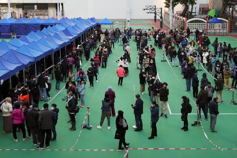 &copy; Reuters. People wearing face masks line up at a testing centre for the coronavirus disease (COVID-19) in Hong Kong, China February 23, 2022. REUTERS/Lam Yik