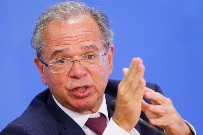 &copy; Reuters. Ministro da Economia, Paulo Guedes, fala com a imprensa no Palácio do Planalto em Brasília
25/01/2022
REUTERS/Adriano Machado