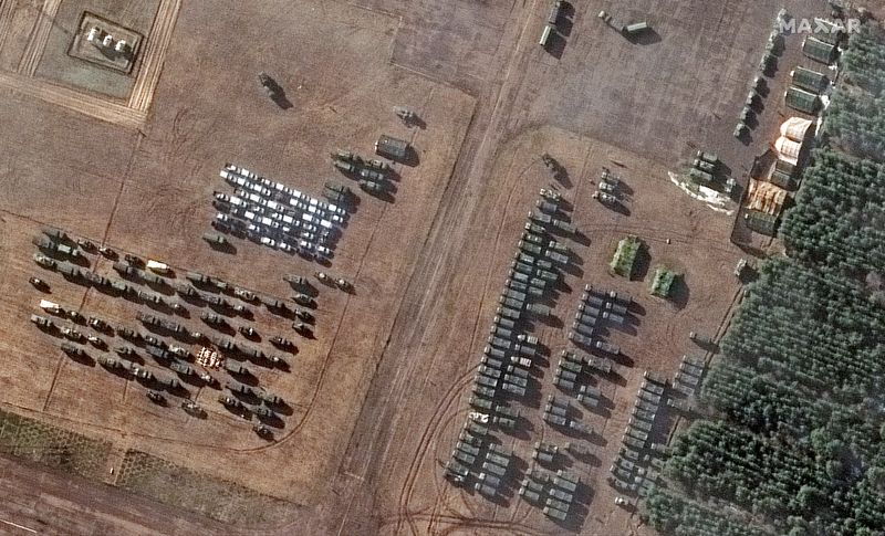 &copy; Reuters. صورة بالقمر الصناعي توضح مركبات مجمعة في مطار بولشوي بوكوف قرب مازير في روسيا البيضاء يوم 22 فبراير شباط 2022.
(صورة لرويترز من شركة ماكسار تكنو