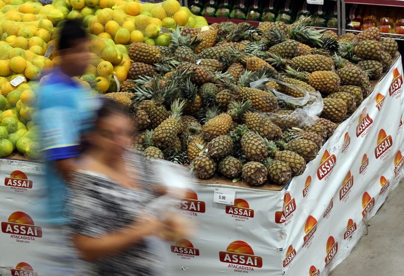 &copy; Reuters. FILE PHOTO: Consumers shop at Assai store, cash-and-carry division of Brazilian retailer GPA SA, in Sao Paulo, Brazil, January 11, 2017. REUTERS/Paulo Whitaker