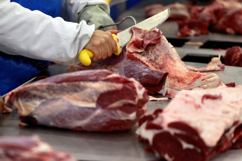 &copy; Reuters. FILE PHOTO: A worker cuts up joints of beef at the Marfrig Group slaughterhouse in Promissao, 500 km northwest of Sao Paulo October 7, 2011. REUTERS/Paulo Whitaker