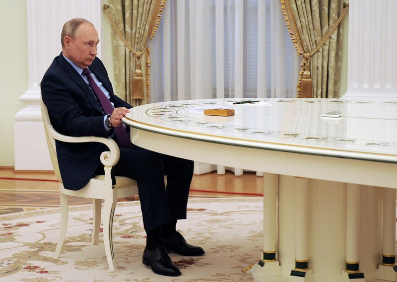 &copy; Reuters. Russia's President Vladimir Putin attends a meeting with Azerbaijan's President Ilham Aliyev at the Kremlin in Moscow, Russia, February 22, 2022. Sputnik/Mikhail Klimentyev/Kremlin via REUTERS