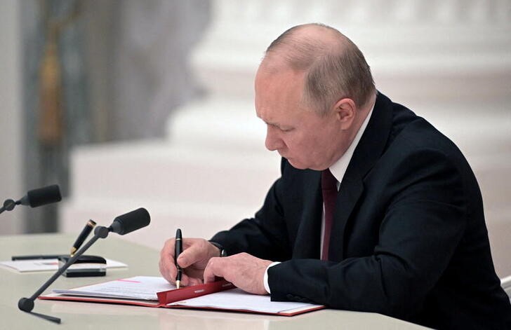 &copy; Reuters. الرئيس الروسي فلاديمير بوتين يوقع وثائق ومرسوما بشأن الاعتراف بالكيانين المستقلين في شرق أوكرانيا في مراسم في العاصمة موسكو يوم 21 فبراير ش