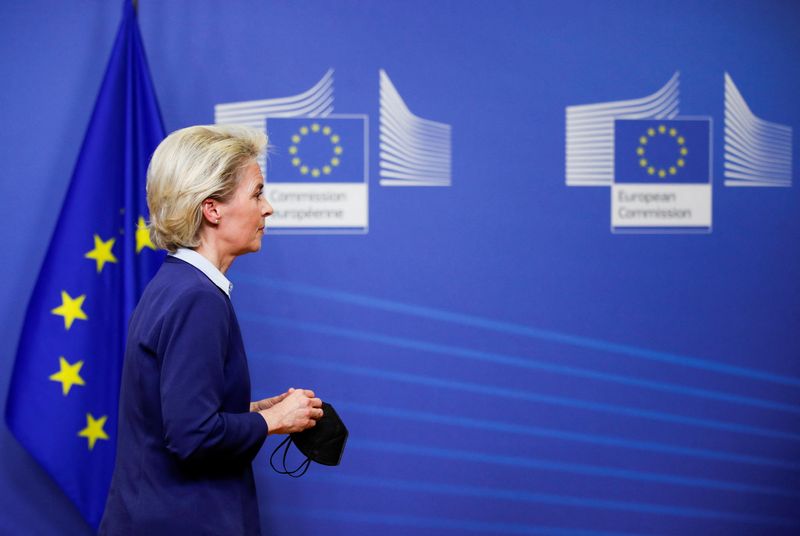 &copy; Reuters. رئيسة المفوضية الأوروبية أورسولا فون دير لاين يوم الخميس تغادر اجتماع لوزراء الخارجية في بروكسل يوم 22 فبراير شباط 2022. تصوير: يوهانا جيرون - ر