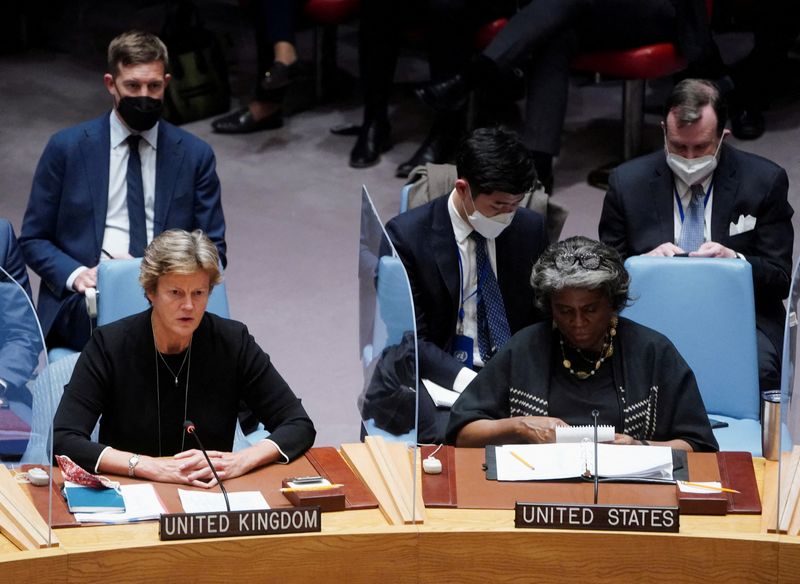 &copy; Reuters. U.S. Ambassador to the UN Linda Thomas-Greenfield and British Ambassador to the UN Barbara Woodward attend the United Nations Security Council meeting to discuss the ongoing crisis in Ukraine with Russia, in New York City, U.S., February 23, 2022. REUTERS