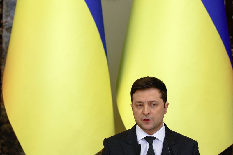 © Reuters. Ukrainian President Volodymyr Zelenskiy holds a joint news conference with Polish President Andrzej Duda and Lithuanian President Gitanas Nauseda in Kyiv, Ukraine February 23, 2022. REUTERS/Umit Bektas