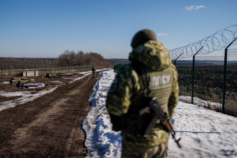 &copy; Reuters. Ukrainian frontier guards patrol an area along the Ukrainian-Russian border in the Kharkiv region, Ukraine February 23, 2022. REUTERS/Antonio Bronic