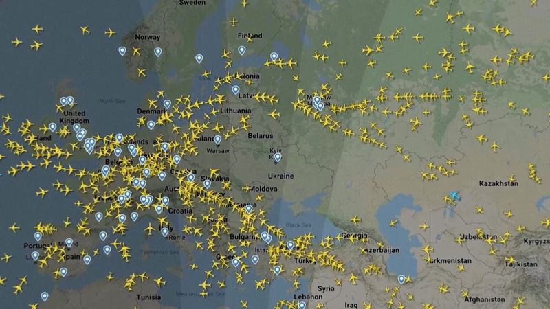 © Reuters. A screen recording of flight tracking website FlightRadar24 shows aircraft diverting around Ukraine, February 24, 2022 in this still image taken from video.  FLIGHTRADAR24.COM/via Reuters TV/Handout via REUTERS    