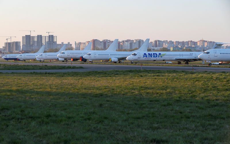 &copy; Reuters. L'Ukraine a annoncé jeudi avoir fermé son espace aérien pour l'aviation civile en raison d'un "risque élevé" pour la sécurité, alors que le président russe Vladimir Poutine a autorisé une opération militaire dans l'est de l'Ukraine. /Photo d'arc