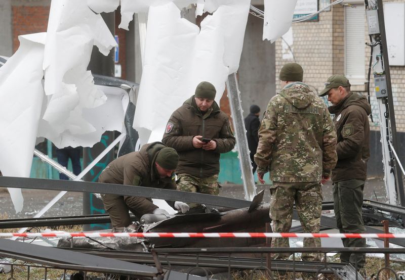 &copy; Reuters. عناصر من الجيش الأوكراني تتفقد موقع قصف في شرق البلاد يوم 24 فبراير شباط 2022. رويترز