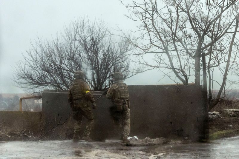 &copy; Reuters. Service members of the Ukrainian armed forces take position near the port of Mariupol, after Russian President Vladimir Putin authorized a military operation in eastern Ukraine, in Mariupol, February 24, 2022. REUTERS/Carlos Barria