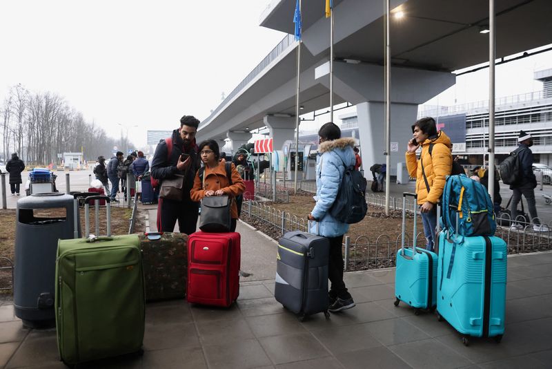 &copy; Reuters. مواطنون أوكرانيون يستعدون لمغادرة بلادهم في مطار كييف يوم 24 فبراير شباط 2022. رويترز