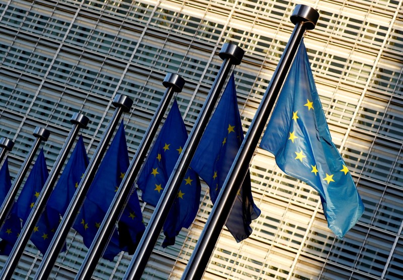 &copy; Reuters. Diverse bandiere Ue davanti la sede della Commissione europea a Bruxelles.  REUTERS/Francois Lenoir