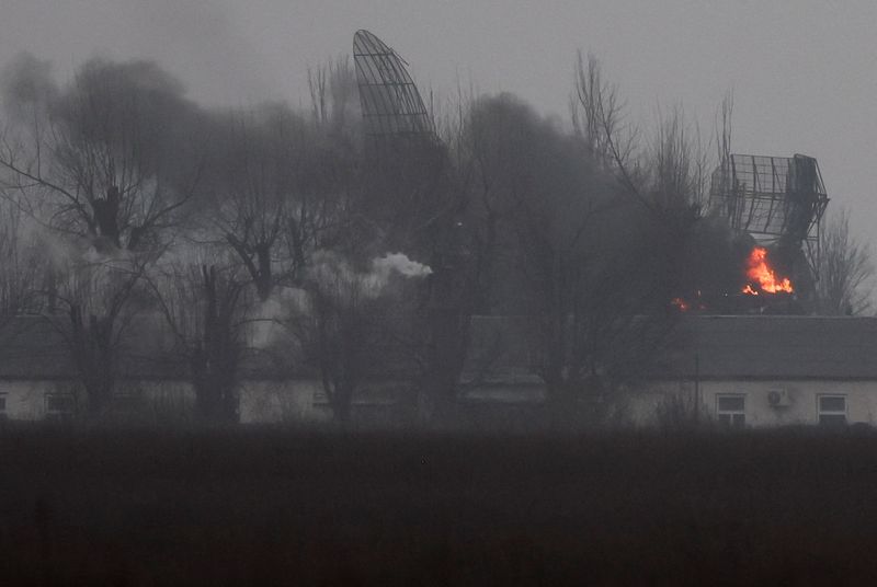 &copy; Reuters. Fire is seen coming out of a military installation near the airport, after Russian President Vladimir Putin authorized a military operation in eastern Ukraine, in Mariupol, February 24, 2022. REUTERS/Carlos Barria