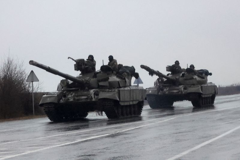 © Reuters. Unos tanques se adentran en la ciudad, después de que el presidente ruso Vladimir Putin autorizara una operación militar en el este de Ucrania, en Mariúpol, el 24 de febrero de 2022. REUTERS/Carlos Barria