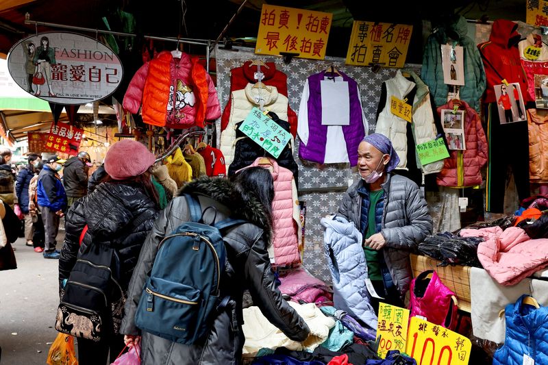 &copy; Reuters. People buy winter jackets at a market in Taipei, Taiwan, February 24, 2022. REUTERS/Ann Wang