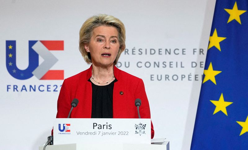 &copy; Reuters. FOTO DE ARCHIVO: La presidenta de la Comisión Europea, Ursula von der Leyen, tras una reunión en el Palacio del Elíseo en París, Francia, 7 de enero de 2022. REUTERS/Michel Euler