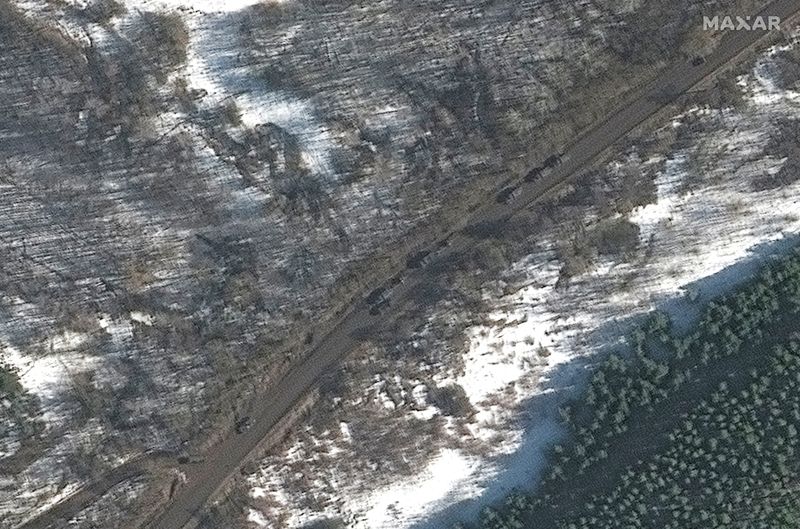 &copy; Reuters. Una imagen de satélite muestra artillería remolcada en convoy en Golovchino, Rusia, 23 de febrero de 2022. REUTERS/Cortesía de Maxar Technologies