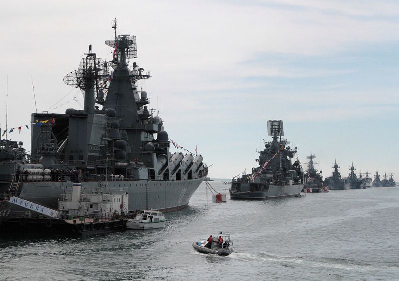 &copy; Reuters.   ２月２４日、ウクライナで「特別軍事作戦」を開始したロシアが、アゾフ海における商船の運航停止を命じた。黒海の港湾は、運航指示のため活動を維持している。写真はクリミア半島の