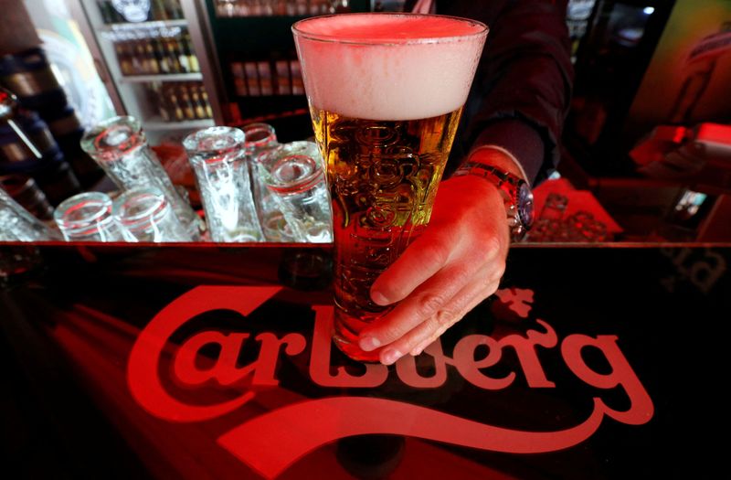 &copy; Reuters. FILE PHOTO: A bartender holds a glass of Carlsberg beer in a bar in St. Petersburg June 17, 2014. REUTERS/Alexander Demianchuk