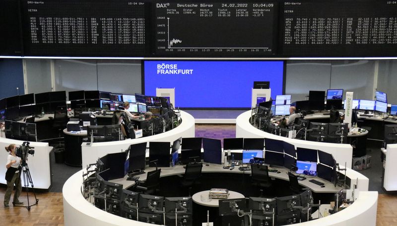 &copy; Reuters. لوحة إلكترونية تعرض حركة مؤشر داكس داخل بورصة فرانكفورت يوم 24 فبراير شباط 2022. رويترز