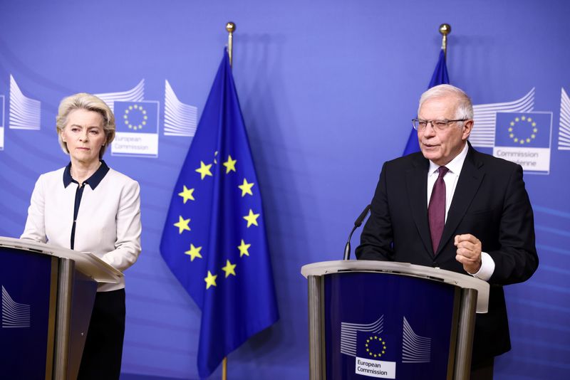 © Reuters. European Commission President Ursula von der Leyen and Vice-President In Charge of Foreign Policy Josep Borrell give a joint media statement on Russia's attack on Ukraine, in Brussels, Belgium February 24, 2022. Kenzo Tribouillard/Pool via REUTERS