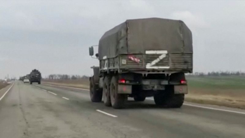 &copy; Reuters. حافلات عسكرية عليها حرف "زد" تتجه نحو أرميانسك في القرم يوم الخميس في صورة من مقطع مصور. صورة من تلفزيون رويترز.