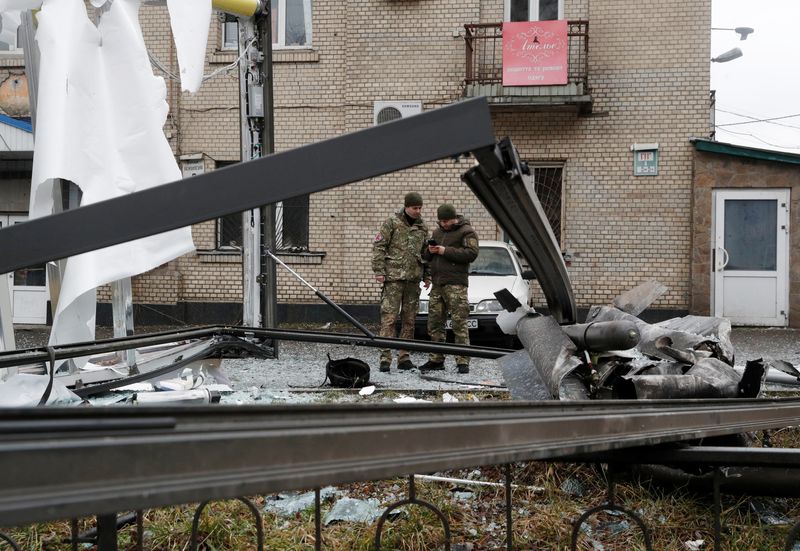 &copy; Reuters. عناصر أمن أوكرانية تتفقد آثار قصف روسي في كييف يوم 24 فبراير شباط 2022. تصوير: فالنتين اوجيرنكو - رويترز