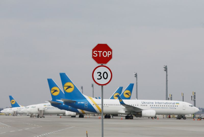 © Reuters. L'Ukraine a fermé jeudi son espace aérien aux vols civils, invoquant un risque élevé pour la sécurité, alors que le régulateur européen de l'aviation a émis une recommandation de ne pas survoler les zones frontalières de la Russie et de la Biélorussie, en raison des activités militaires. /Photo d'archives/REUTERS/Valentyn Ogirenko